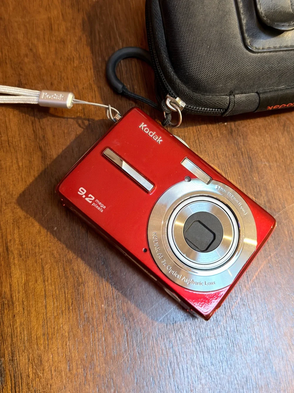 Kodak Red Compact 9.2MP Point-and-Shoot Camera with Case